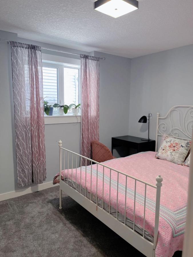 Elegant Garden Suite&2Mins Bus Station Close Lrt& Free Parking Calgary Ngoại thất bức ảnh