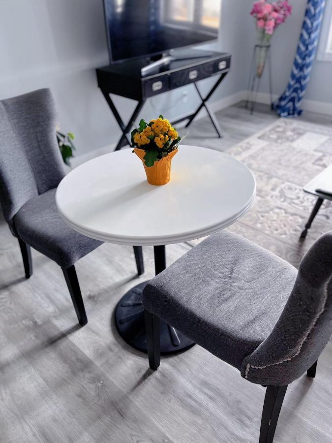 Elegant Garden Suite&2Mins Bus Station Close Lrt& Free Parking Calgary Ngoại thất bức ảnh