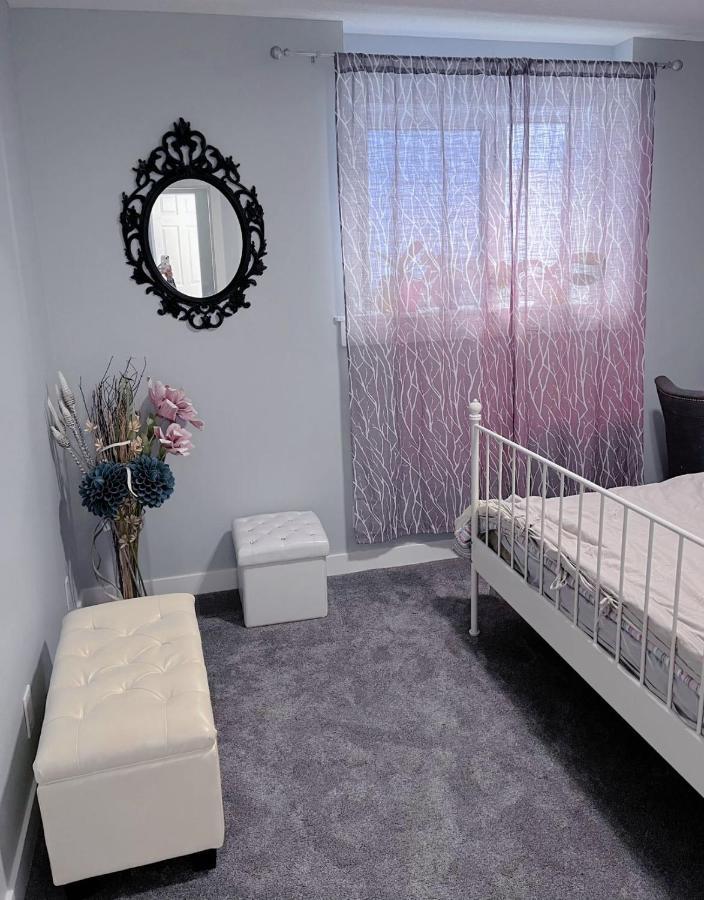 Elegant Garden Suite&2Mins Bus Station Close Lrt& Free Parking Calgary Ngoại thất bức ảnh