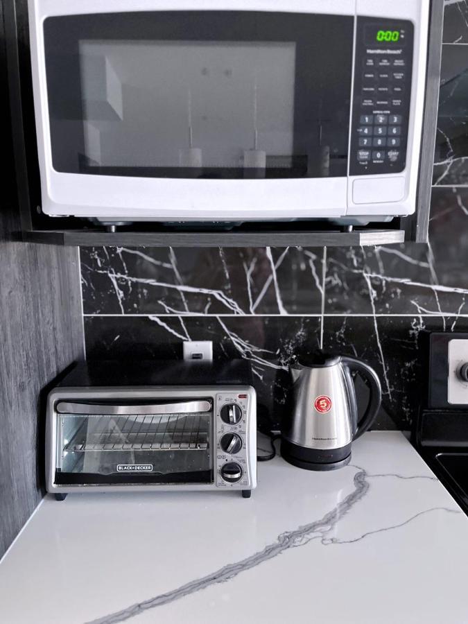 Elegant Garden Suite&2Mins Bus Station Close Lrt& Free Parking Calgary Ngoại thất bức ảnh